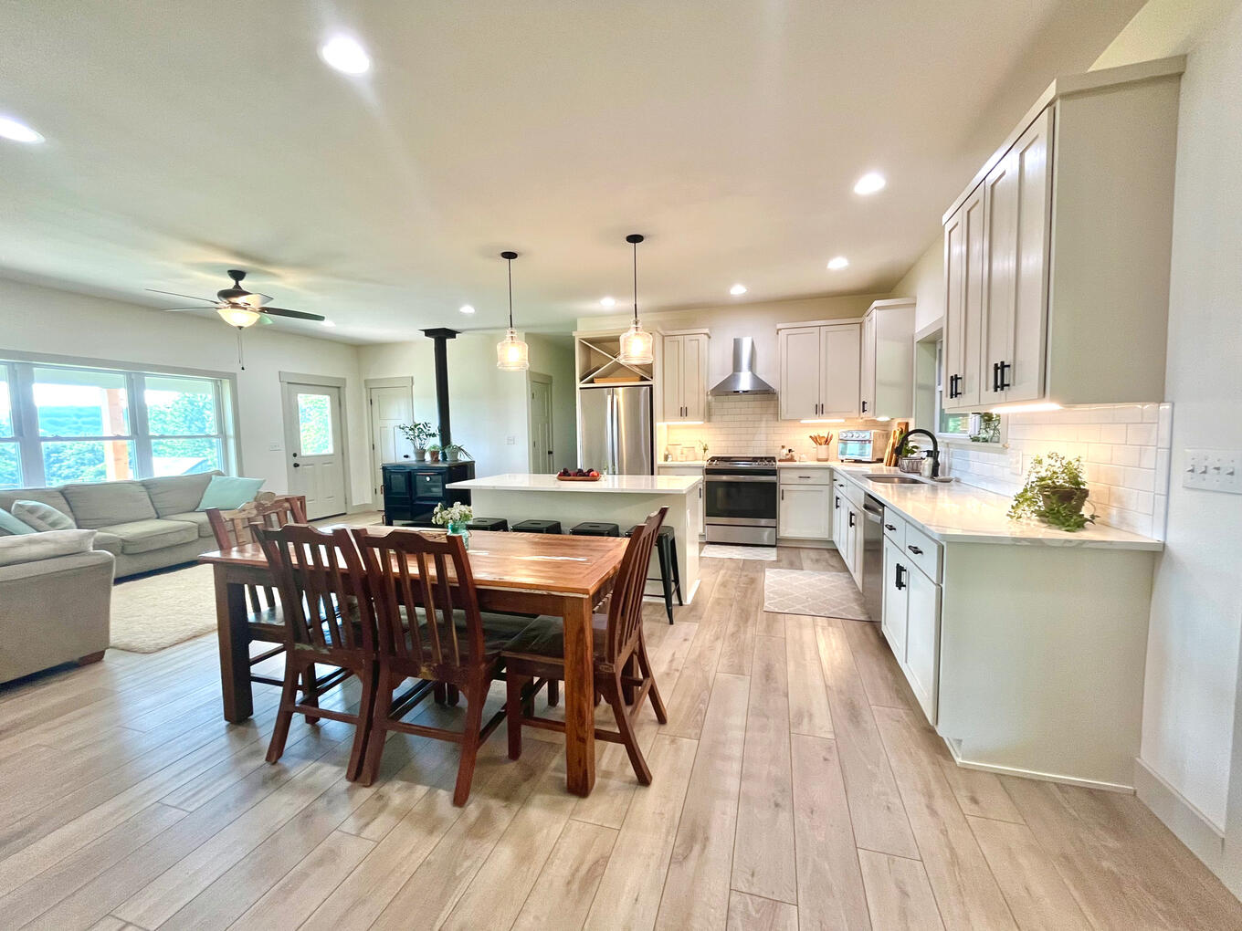 Kitchen & Dining Area Kitchen & Dining Area