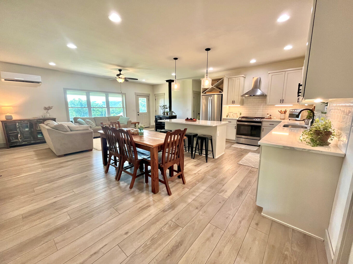 Kitchen & Dining Area Kitchen & Dining Area